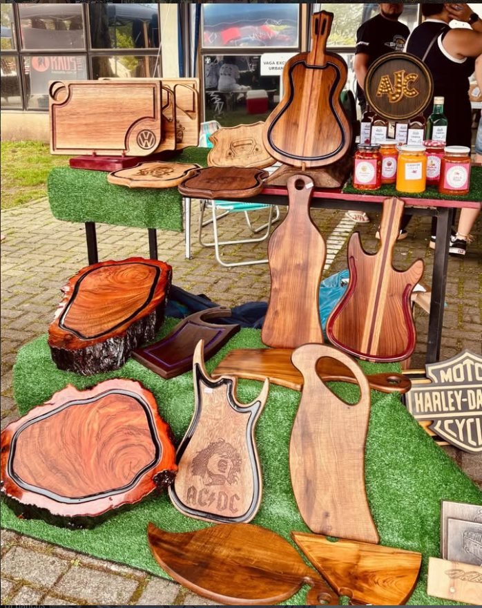 Banca de artesanato em madeira com tábuas e placas decorativas em feira