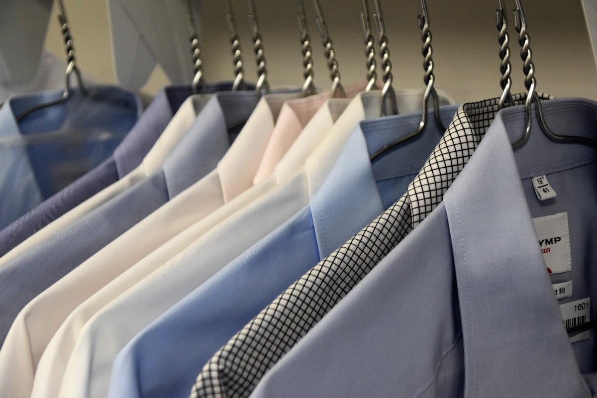 Camisas masculinas penduradas em araras