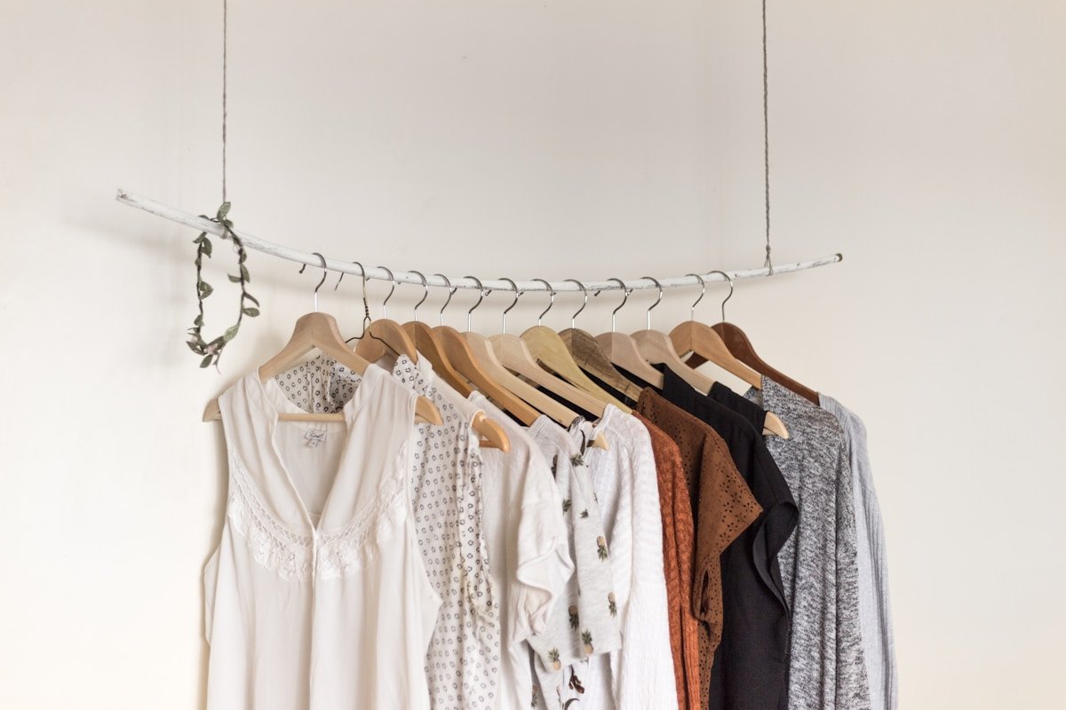 Roupas femininas penduradas em cabides