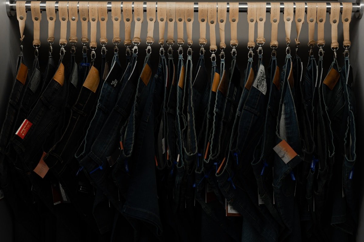 Calças jeans masculinas penduradas em araras